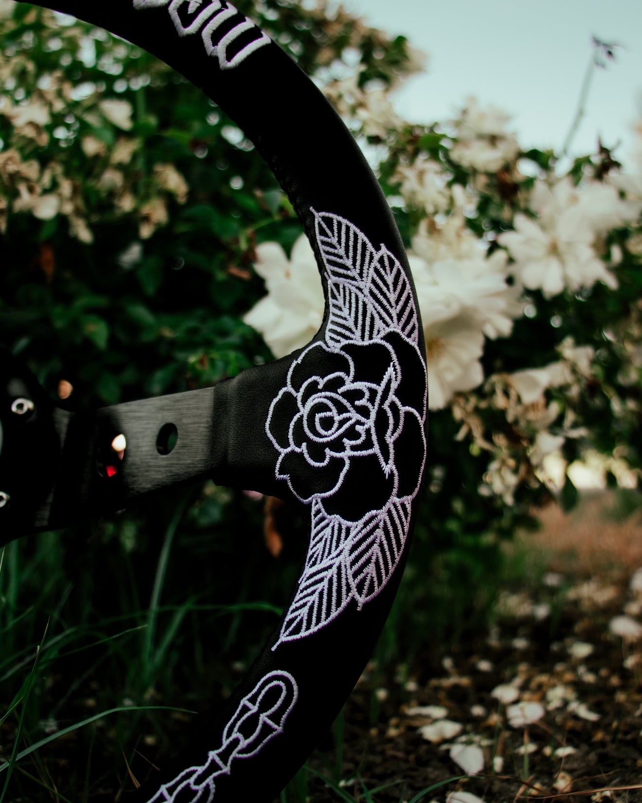 White Killer Roses KR-2 Steering Wheel 350mm